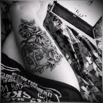 virágok egy elegáns tetováláson a lábán egy lány számára