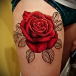 Piros rózsa és fekete levelek tetoválás a lábán a lány számára