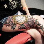 törött tükör tetoválás a lábán a lány számára