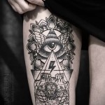 háromszögbe írt szemtetoválás és lepkeszárnyak a lábán egy lánynak