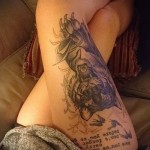 tigris tetoválás és betűk a lábán a lány számára