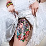 lány portré és virág tetoválás a lábán