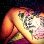 koponya és kereszt tetoválás a lábán a lány számára
