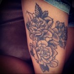 rózsa virágok a lábán egy lány tetováláshoz