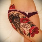 lány bugyiban és tetoválás, holló a lábán