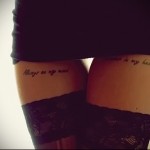 tetoválás betűkkel harisnya alatt - a lábán egy lány számára