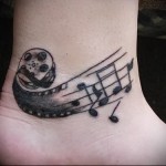 babina és jegyzetek - tetoválás a lány lábának alsó részén