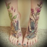 két madár - tetoválás a lány lábának alsó részén