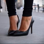 kicsi szív - tetoválás a lány lábának alsó részén