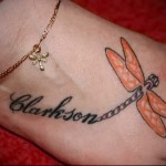 szitakötő és a felirat - tetoválás a lány lábának alsó részén