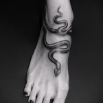 kígyó tetoválás karkötőként a lábán egy lány számára