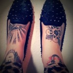 sok tetoválás a lány lábán - pin -up