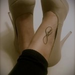 tetoválás felirat szeretet és végtelenség a lány lába alján