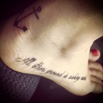 horgonytetoválás a sarkán és feliratok a lány lábának alján