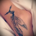 Toll karkötő tetoválás a lány alsó lábszárán