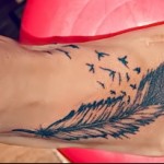 toll és madártetoválás repülés közben a lány lábának alján