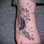 pillangó tetoválás és pontok a lány lábának alján