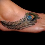 pávatoll tetoválás a lány lába alján