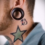 nagy csillag és 13. szám - tetoválás az ember nyakán - fotó