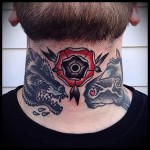 farkas - ló és rózsa - tetoválás az ember nyakán - fotó