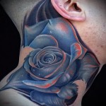 kék rózsa tetoválás az ember nyakán - fotó