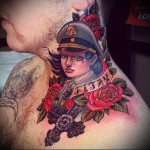 lány német SS egyenruhában - tetoválás az ember nyakán - fotó