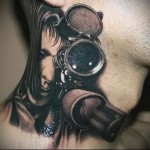 lány nézi át a mesterlövész puska hatókörét - tetoválás mesterlövész számára - tetoválás egy férfi nyakán - fotó