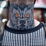 vad farkas - tetoválás az ember nyakán - fotó