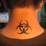 biológiai veszély jel - biológiai veszély - tetoválás az ember nyakán - fotó