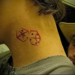 kocka - tetoválás az ember nyakán - fotó