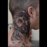 Jézus - tetoválás az ember nyakán - fotó