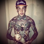 x - tetoválás az ember nyakán - fotó