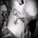 a szeretett neve és a zár a láncon - tetoválás egy férfi nyakán - fotó