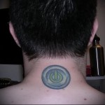 kikapcsolás gomb - tetoválás az ember nyakán - fotó