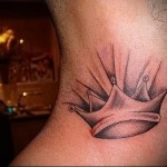 korona és vetés - tetoválás az ember nyakán - fotó