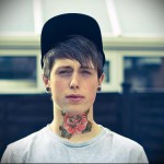 vörös virág tetoválás az ember nyakán - fotó