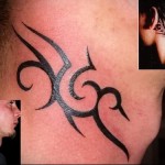 kézműves absztrakció - tetoválás az ember nyakán - fotó