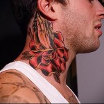 imádkozó tenyér és rózsa - tetoválás az ember nyakán - fotó