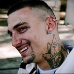 Oroszlán koronában - tetoválás az ember nyakán - fotó