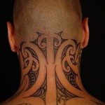 maori - tetoválás az ember nyakán - fotó