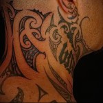 Maori minták (hullámok) - tetoválás egy férfi nyakán - fotó