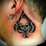 ásóruha és koponya - tetoválás az ember nyakán - fotó
