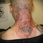 démonarc - tetoválás az ember nyakán - fotó