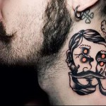 férfi pipával - tetoválás az ember nyakán - fotó