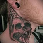 szokatlan koponya - tetoválás egy férfi nyakán - fotó