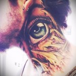 nyitott szem - tetoválás az ember nyakán - fotó