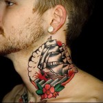 vitorlás hullámokon - tetoválás az ember nyakán - fotó