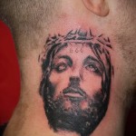 Jézus arcképe - tetoválás az ember nyakán - fotó