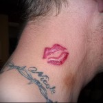 rúzsjel - tetoválás az ember nyakán - fotó