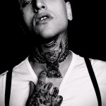 bagoly kitárta szárnyait - tetoválás az ember nyakán - fotó